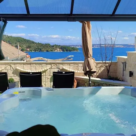 Luxury Sunrise Jacuzzi Apts, 50 M From The Appartement