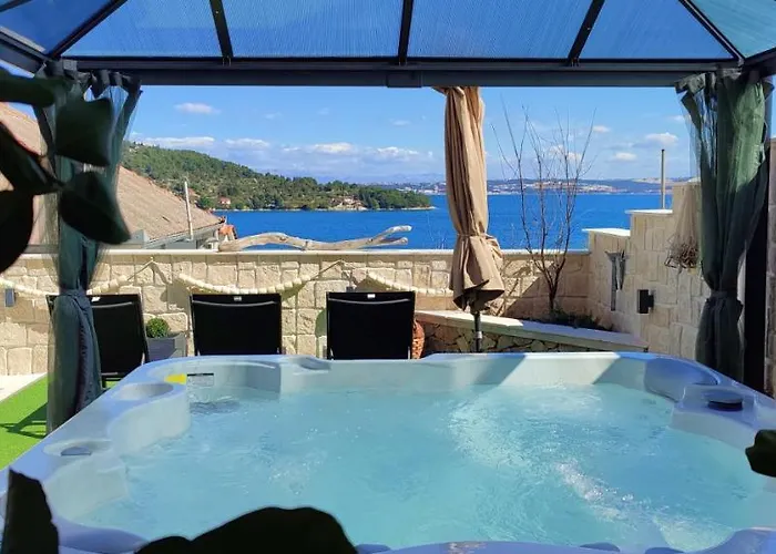 Luxury Sunrise Jacuzzi Apts, 50 M From The Appartement