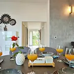 Luxury Sunrise Jacuzzi Apts, 50 M From The アパート *