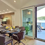 Luxury Sunrise Jacuzzi Apts, 50 M From The