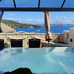 Luxury Sunrise Jacuzzi Apts, 50 M From The アパート