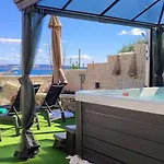 Luxury Sunrise Jacuzzi Apts, 50 M From The カリ