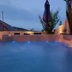 Luxury Sunrise Jacuzzi Apts, 50 M From The