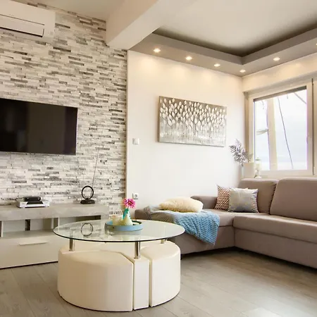 Luxury Sunrise Jacuzzi Apts, 50 M From The