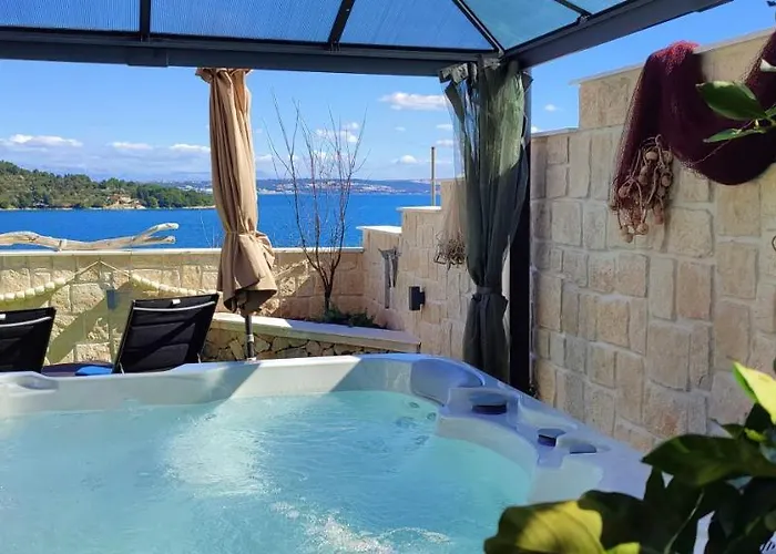 Luxury Sunrise Jacuzzi Apts, 50 M From The Apartment