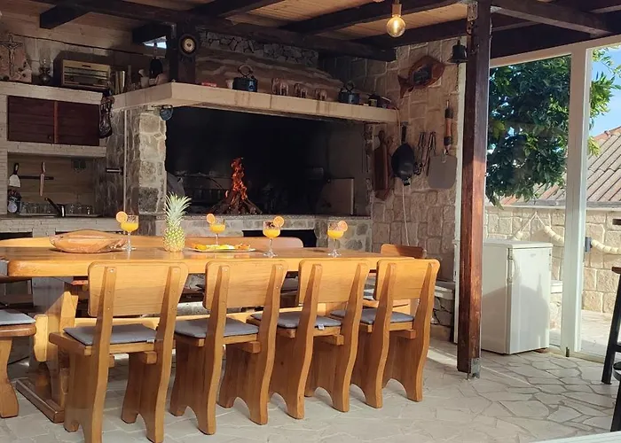 Apartment Luxury Sunrise Jacuzzi Apts, 50 M From The