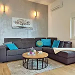 Lägenhet Luxury Sunrise Jacuzzi Apts, 50 M From The *