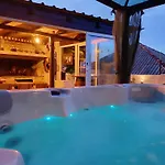 Luxury Sunrise Jacuzzi Apts, 50 M From The *
