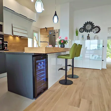 Daire Luxury Sunrise Jacuzzi Apts, 50 M From The *