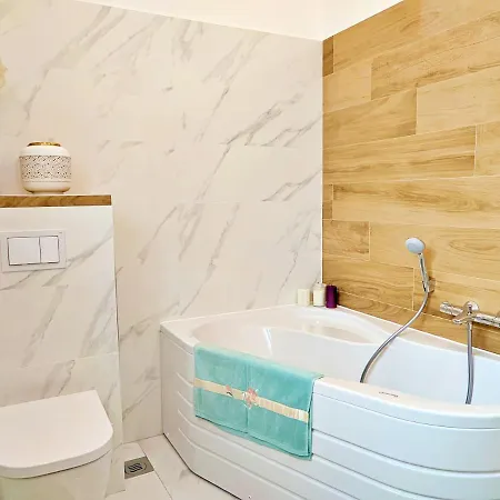 Luxury Sunrise Jacuzzi Apts, 50 M From The Apartmán *