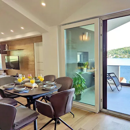 Luxury Sunrise Jacuzzi Apts, 50 M From The