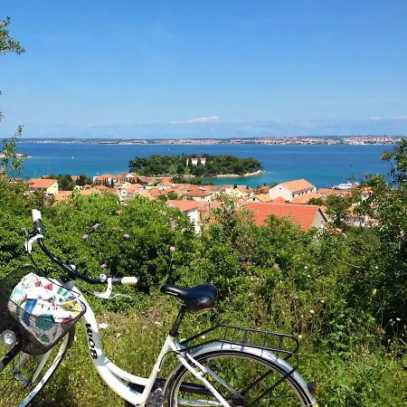 Luxury Sunrise Jacuzzi Apts, 50 M From The Daire