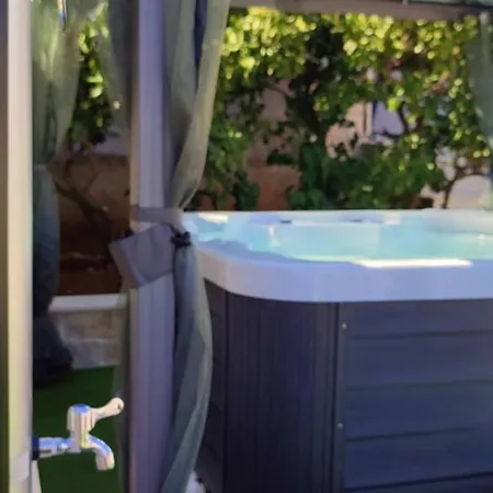 Luxury Sunrise Jacuzzi Apts, 50 M From The