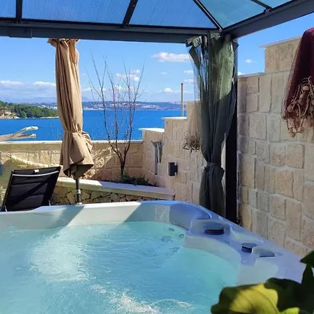 Luxury Sunrise Jacuzzi Apts, 50 M From The Daire