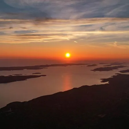 Luxury Sunrise Jacuzzi Apts, 50 M From The Apartmán Kali