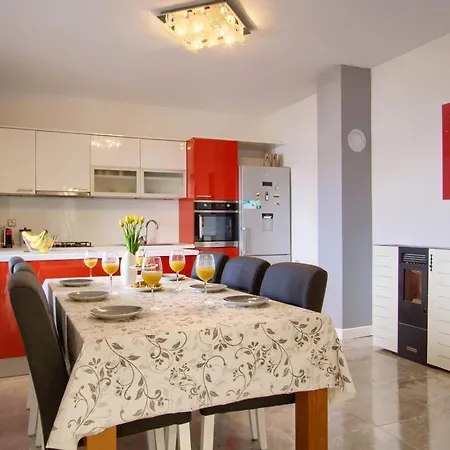 Luxury Sunrise Jacuzzi Apts, 50 M From The Apartment
