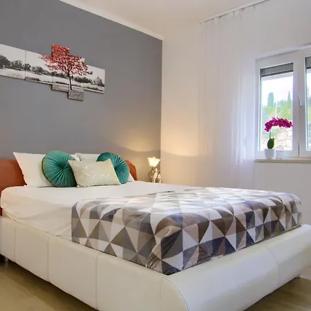Apartment Luxury Sunrise Jacuzzi Apts, 50 M From The Kali