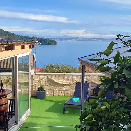 Luxury Sunrise Jacuzzi Apts, 50 M From The Daire