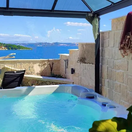 Luxury Sunrise Jacuzzi Apts, 50 M From The Apartmán *