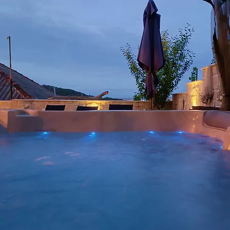 Luxury Sunrise Jacuzzi Apts, 50 M From The