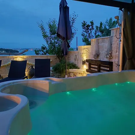 Luxury Sunrise Jacuzzi Apts, 50 M From The Daire Kali