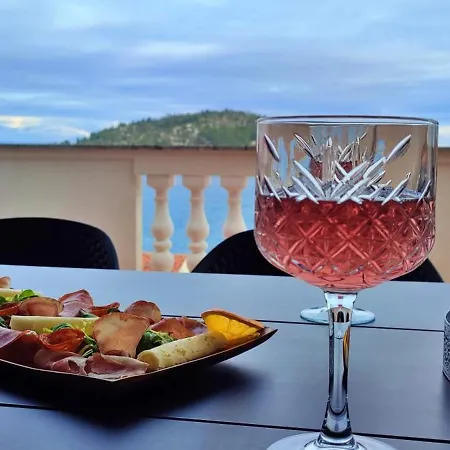 Luxury Sunrise Jacuzzi Apts, 50 M From The Apartmán *