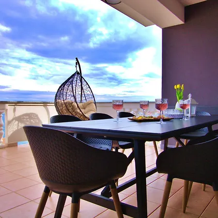 Apartment Luxury Sunrise Jacuzzi Apts, 50 M From The *