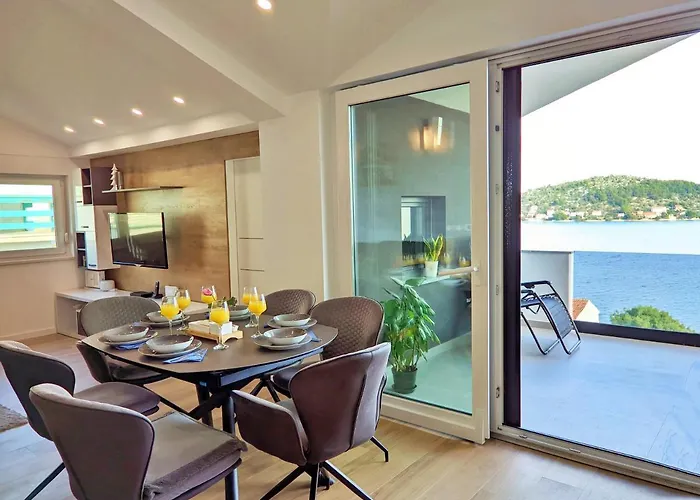 Luxury Sunrise Jacuzzi Apts, 50 M From The