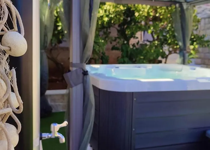 Luxury Sunrise Jacuzzi Apts, 50 M From The